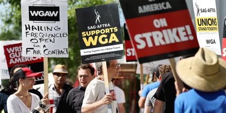 Showdown at hollywood. WGA strike's rally surge